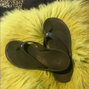 Black sz 9 olukai sandals